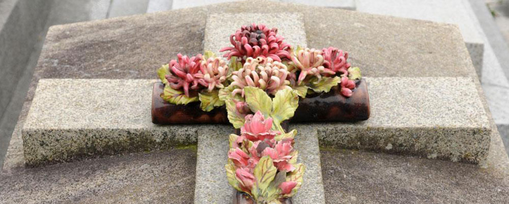 fleurs-monument-funéraire